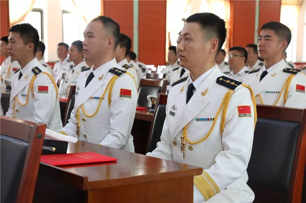 北部战区海军某防救支队举行军官授衔仪式