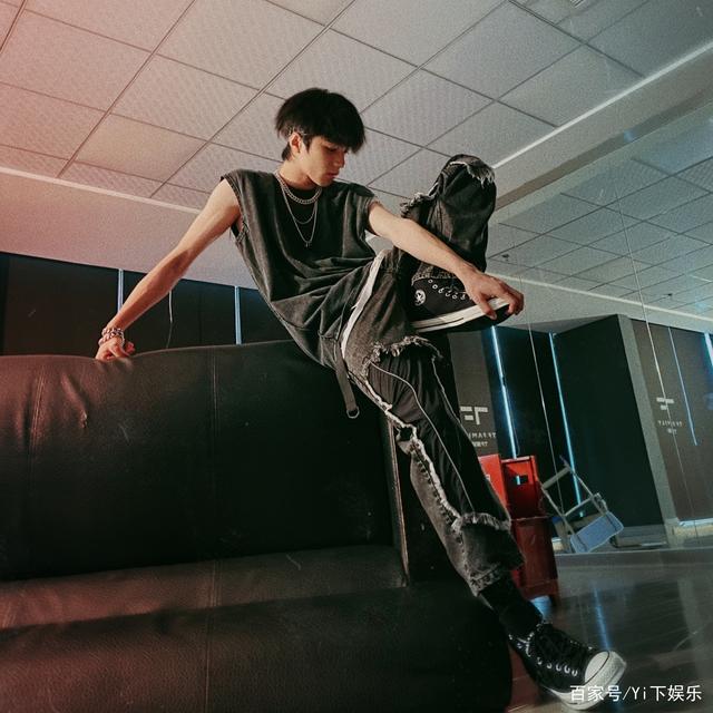 刘耀文迈大长腿飞奔像极了赶去吃饭的大家,本尊在线回应:要端庄