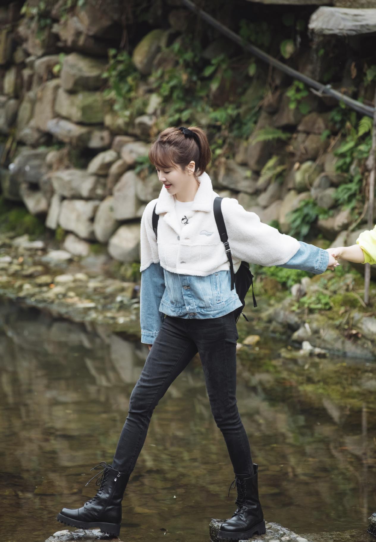 这时我们就可以选择拼接面料的基础款单品,像左小青身上的这款牛仔