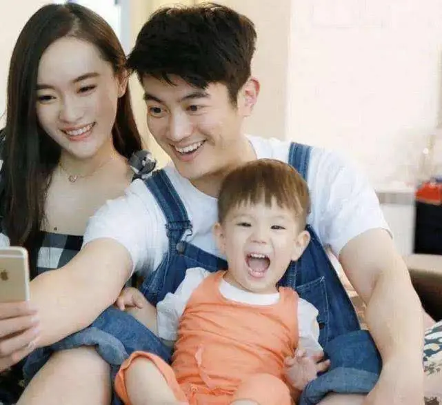 如今嗯哼已经七岁了,杜江和霍思燕也迟迟没有传来二胎的消息,大家还是