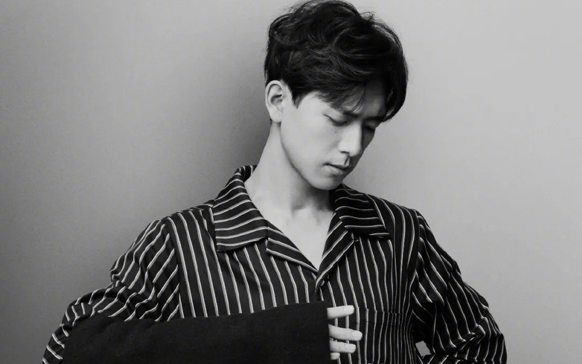 李现搞怪帅气写真桌面壁纸