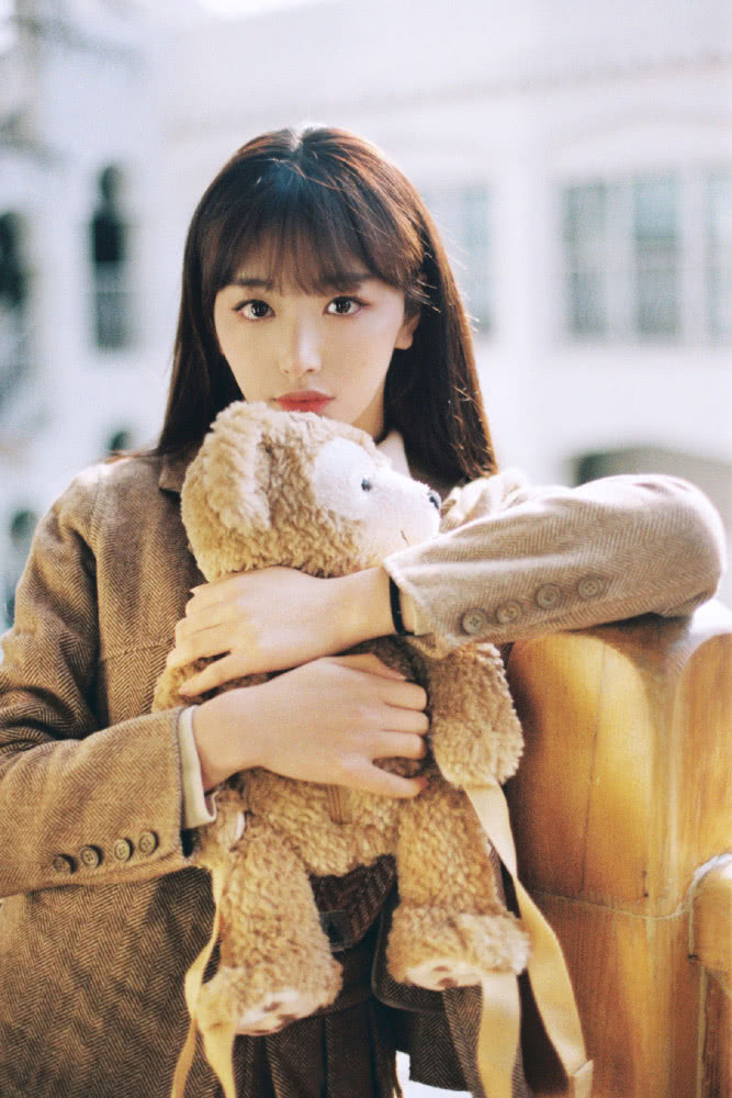 孔雪儿素颜出镜太清纯,校园风造型像校花,空气刘海乖巧甜美