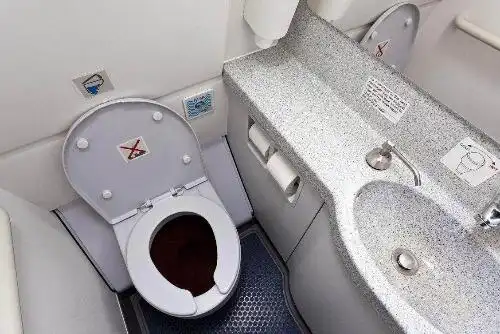 你们知道为什么飞机上冲马桶按钮在背后吗?原来是这样