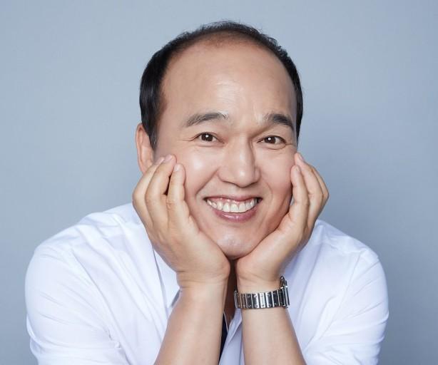 韩国老戏骨攒了二十年钱,买房被骗70亿,如今53岁依然单身