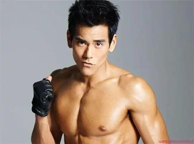 邪不压正彭于晏胸肌完美 彭于晏胸肌多少寸练法是怎样的