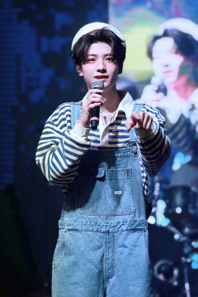 黄誉博##愚人节粉圈大接力##愚人节站姐团建