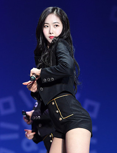 韩女团gfriend小西服 黑色超短热裤,尽显可爱性感