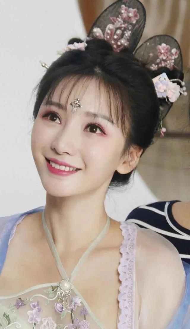 坦白说,《奇门遁甲》小编并没有看得太懂,但柳岩这个魅惑尤物我倒是