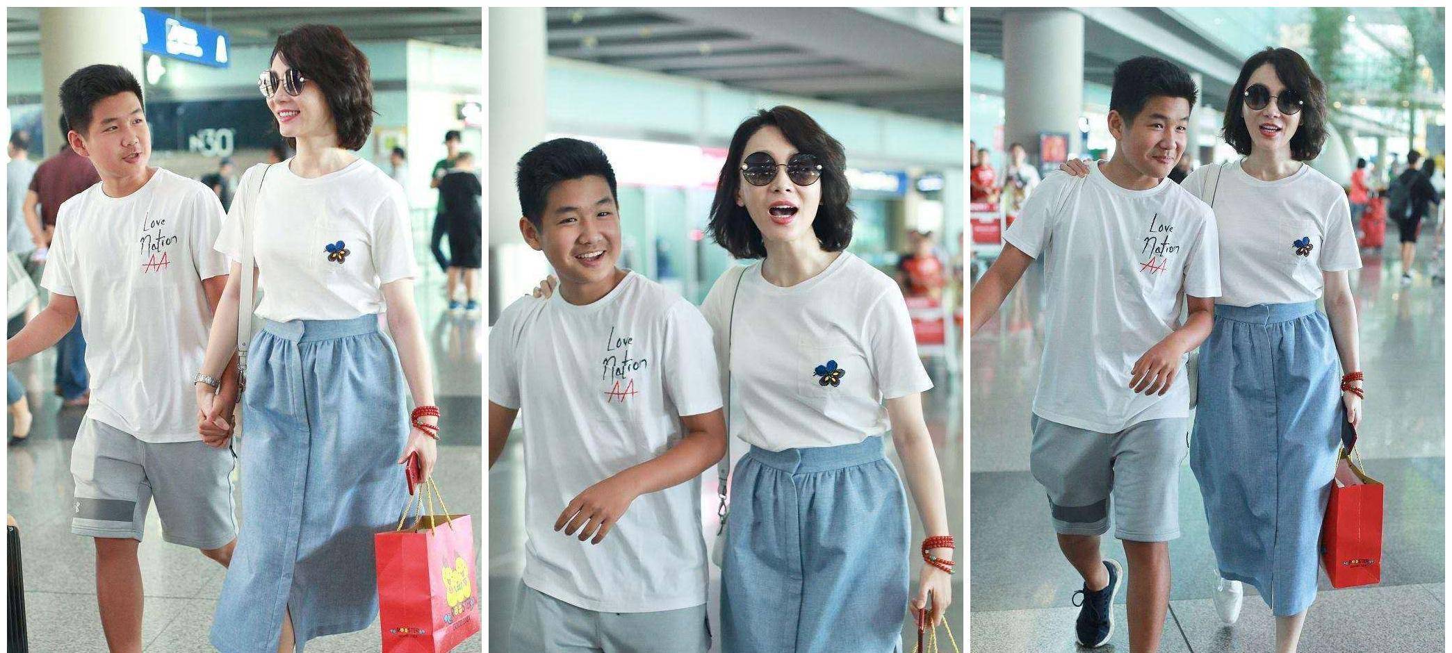 陈数带继子走机场,蓝白搭配清新减龄,儿子小动作流露真情实感_气质