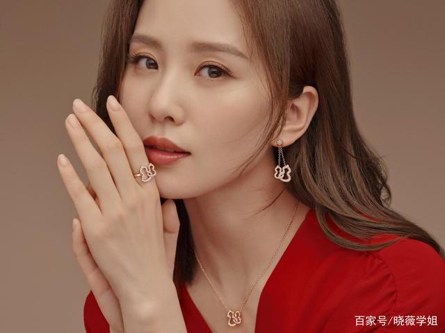 但有的幸运儿却能靠一个机缘从平凡人变成光鲜亮丽的明星红人,尽管