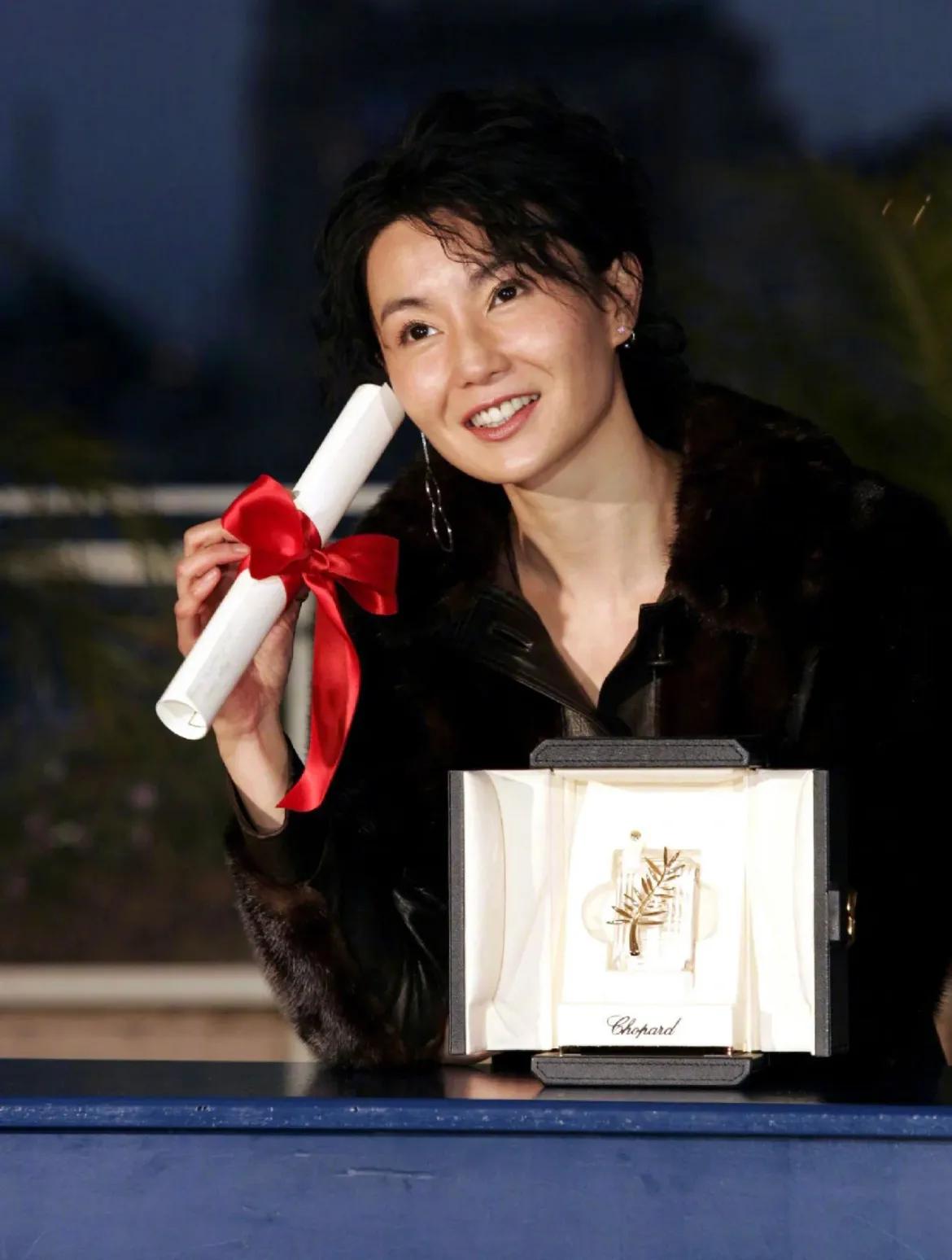 作为中国唯一的戛纳影后 ,张曼玉参加过很多届戛纳电影节,她的表现