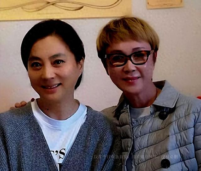 傅艺伟脸又宽又大算不算顶级美女?看她和金巧巧的合照就知道了