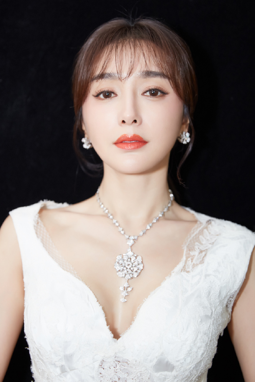 秦岚真会凹造型,一袭深v连衣裙颜值气质开挂,怎么看都不像37岁