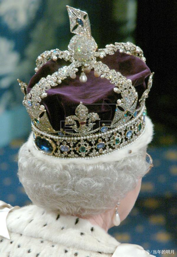 来看看英女王的王冠,上有3168颗宝石精美奢华,让人大开眼界
