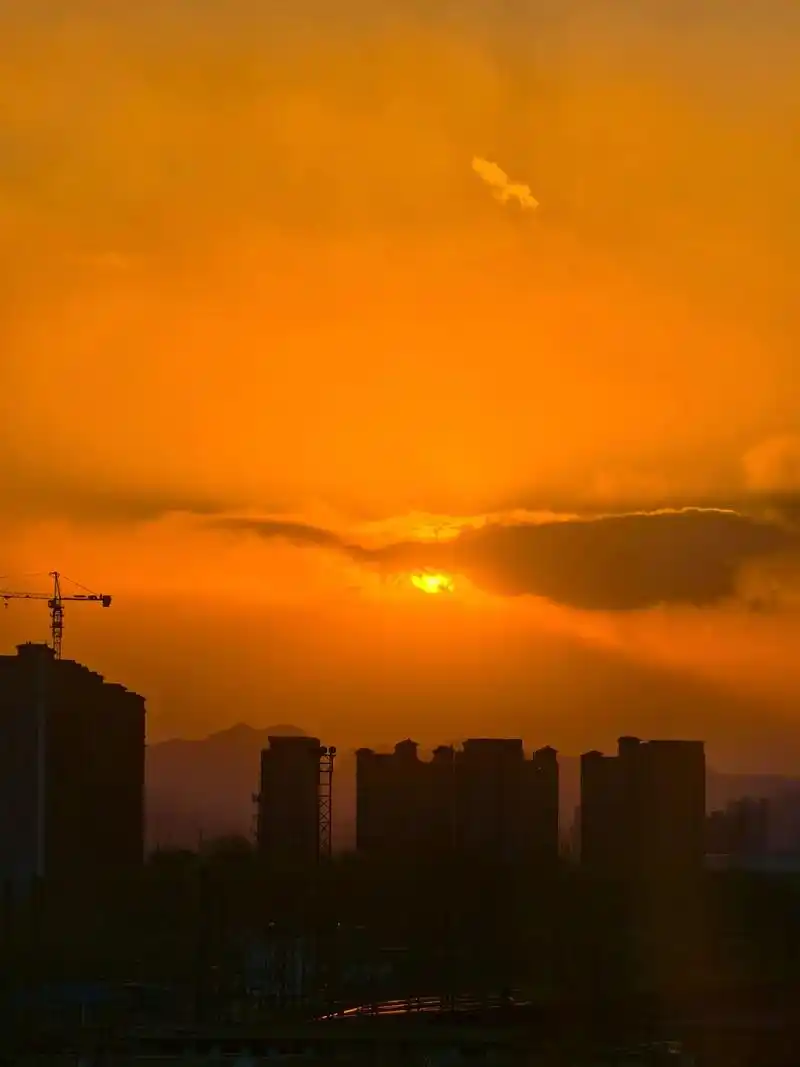 黄昏🌆 沙尘走了,呈现出唯美的天空📸
