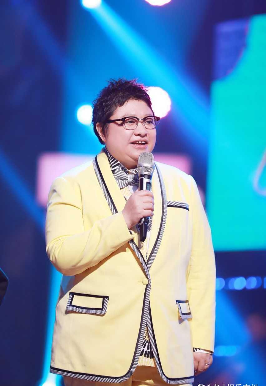 49岁韩红近照暴瘦,脸小了一圈,素颜黑眼圈憔悴认不出_眼镜_照片_事业