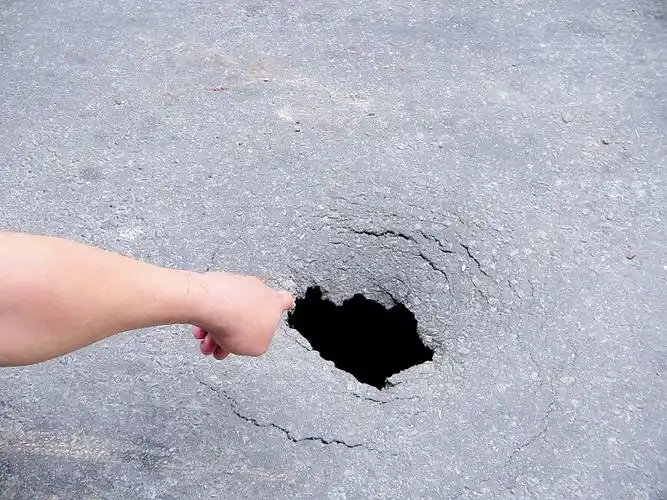 厦门长青路下有个大窟窿 市民质疑施工质量