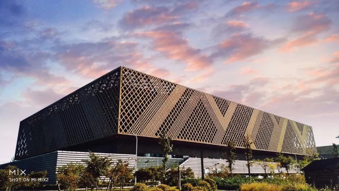 听说,学校出了天工版证件照?!_新浪新闻