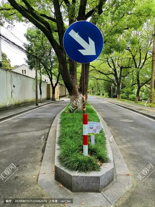 靠右行驶交通标志牌