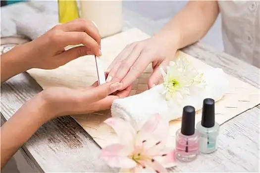 涂指甲油图片
