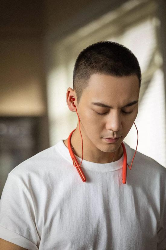 易烊千玺周冬雨掀起寸头热这才能看出真颜值