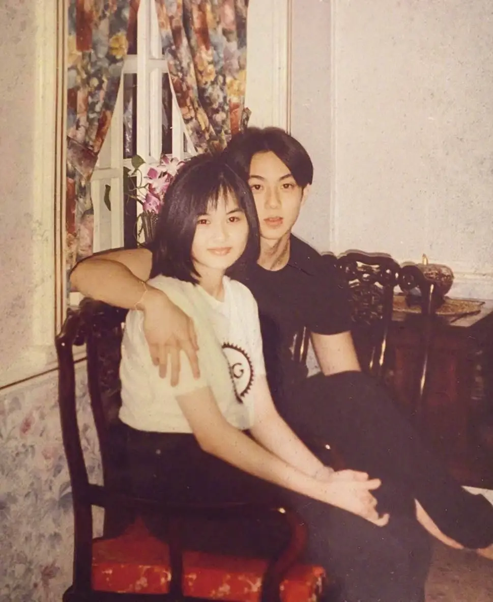 吴尊与妻子旧照曝光首次公开两人结婚登记网友别人家的老公大衣气质蓝