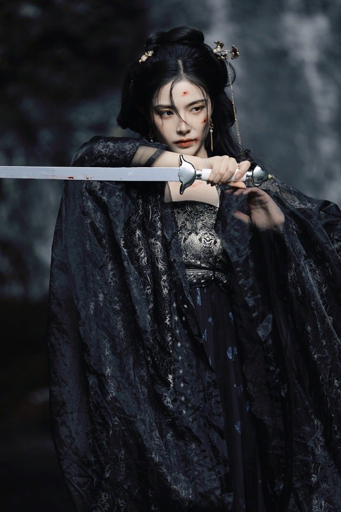 许佳琪七夕战损古风大片来啦黑衣执剑kiki快把古装焊在身上
