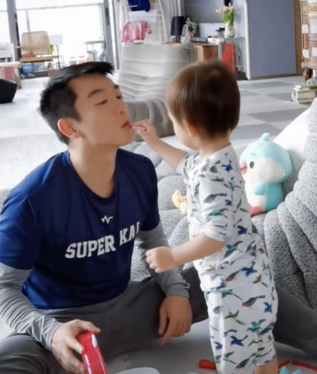 郑恺官宣苗苗二胎产子,晒全家福庆祝,小宝宝用手比六超可爱