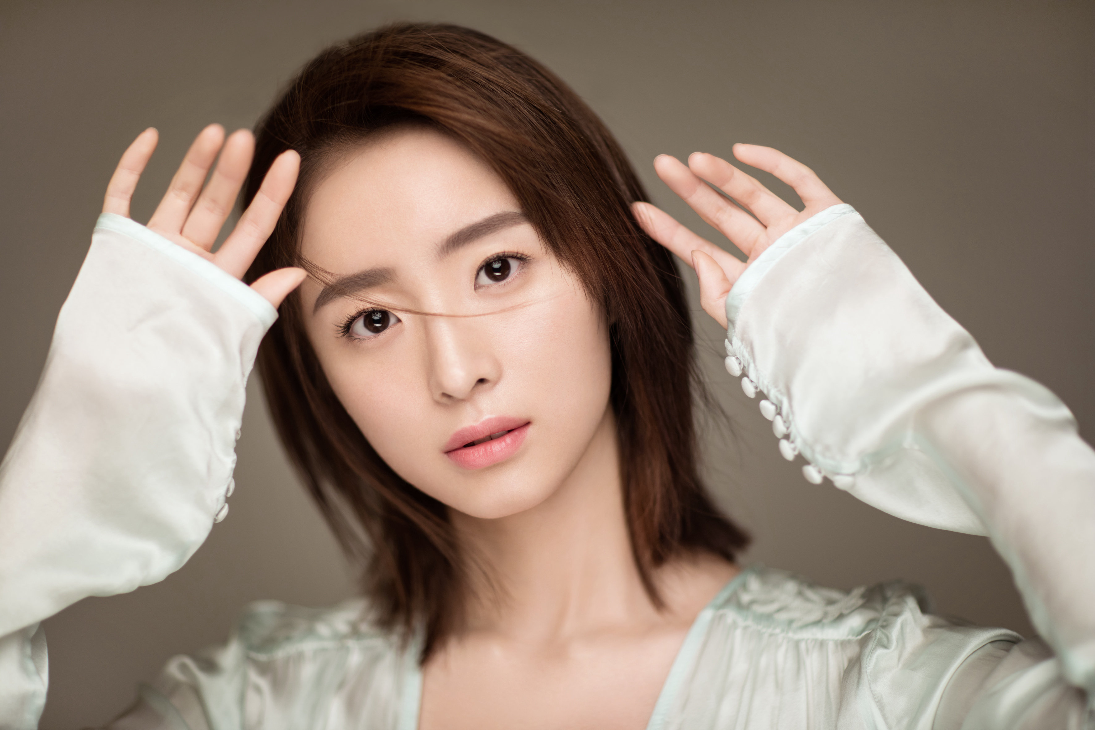 胡冰卿曝氧气写真 清新淡雅显温柔气质