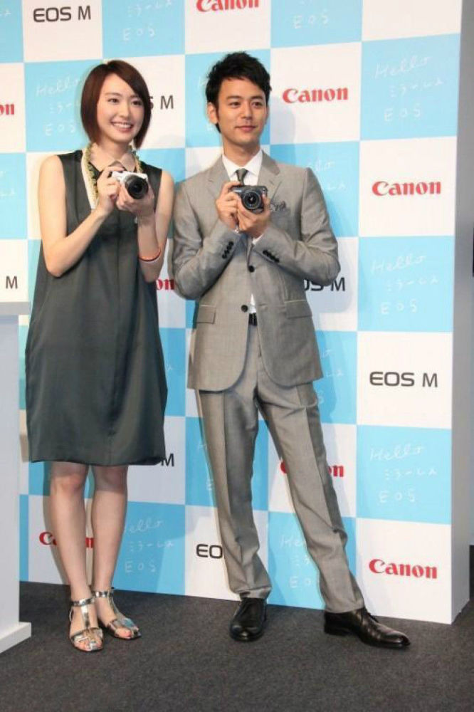 穿平底鞋和171cm的妻夫木聪出席活动,尽管穿了平底鞋,身高看上去也和