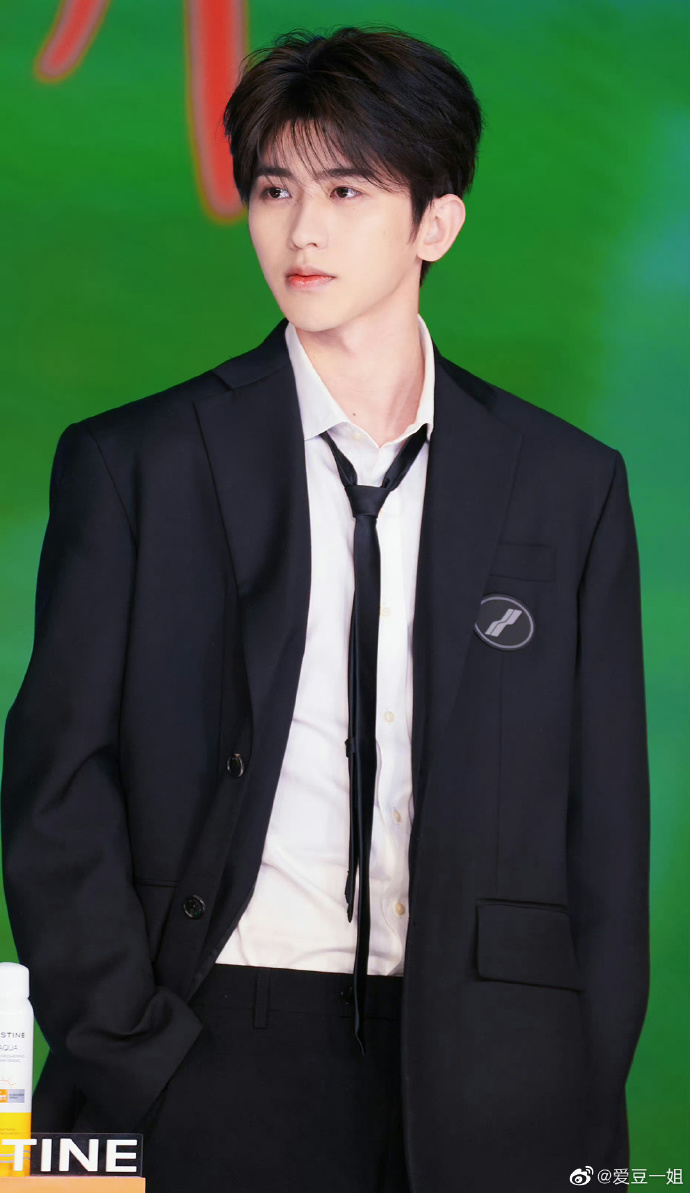 蔡徐坤黑色西装领带造型