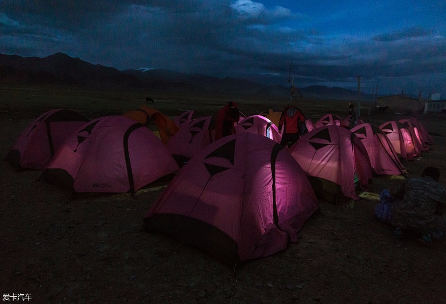 这边的天黑的比较晚,此时也已经将近十点钟了.
