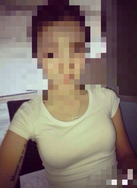 请问一下这个人胸围大概有多少?大概是什么罩杯呢?胸算不算大呢?