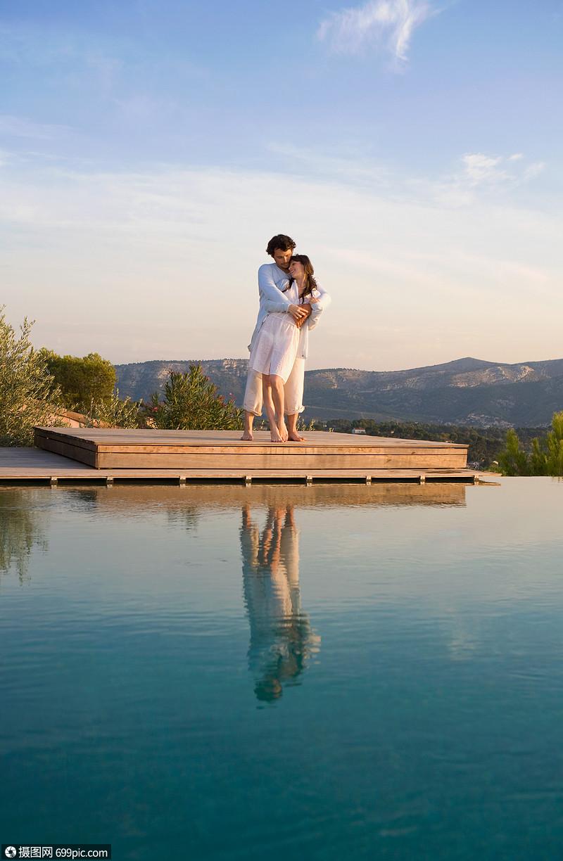 相爱的情侣拥抱在木坞上