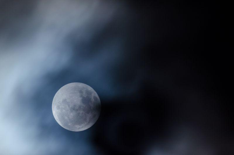 黑暗天空中的月亮