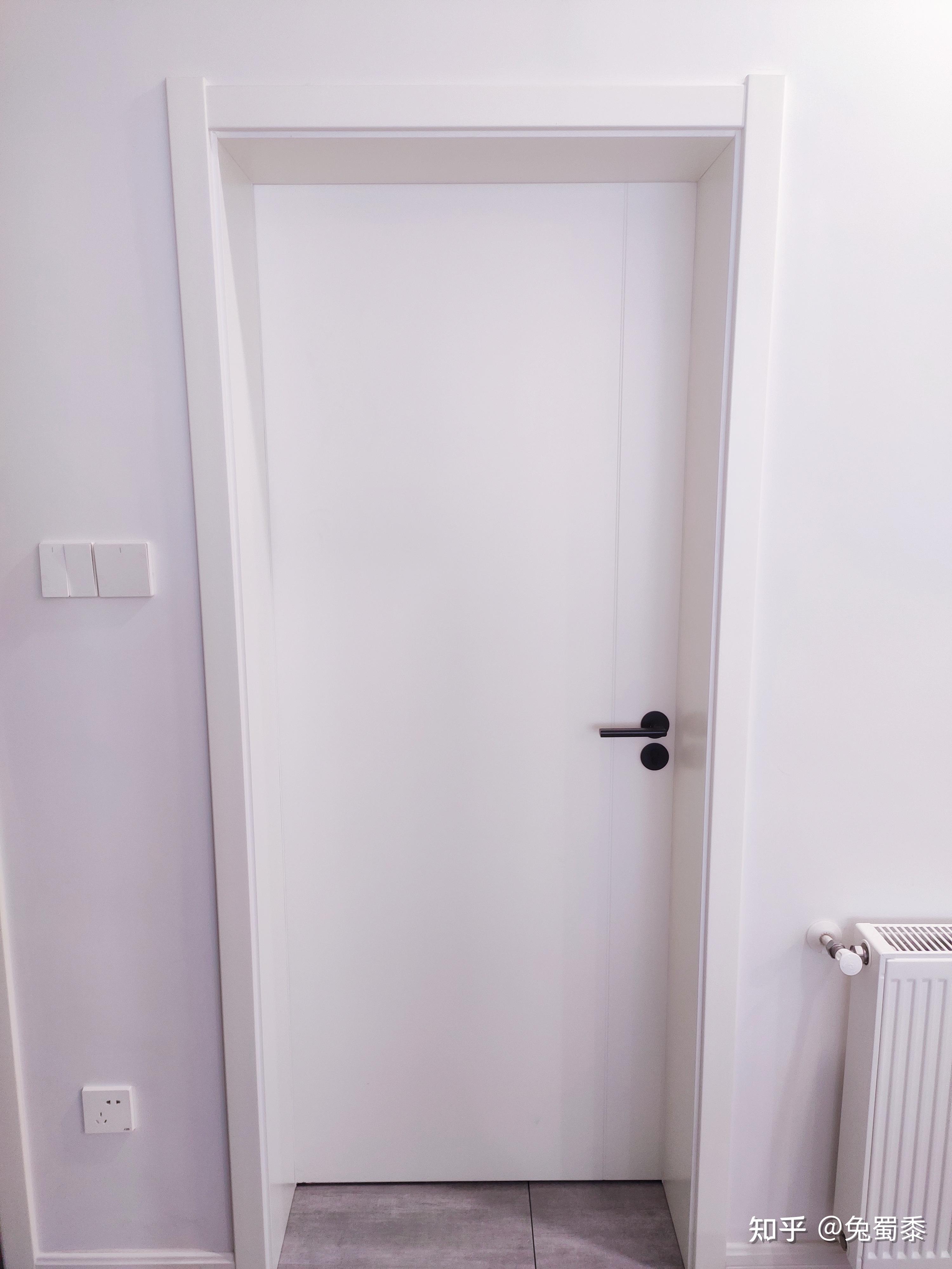 北欧风的装修一般卧室门都是用的白色的,最开始去欧亚达逛过,发现品牌