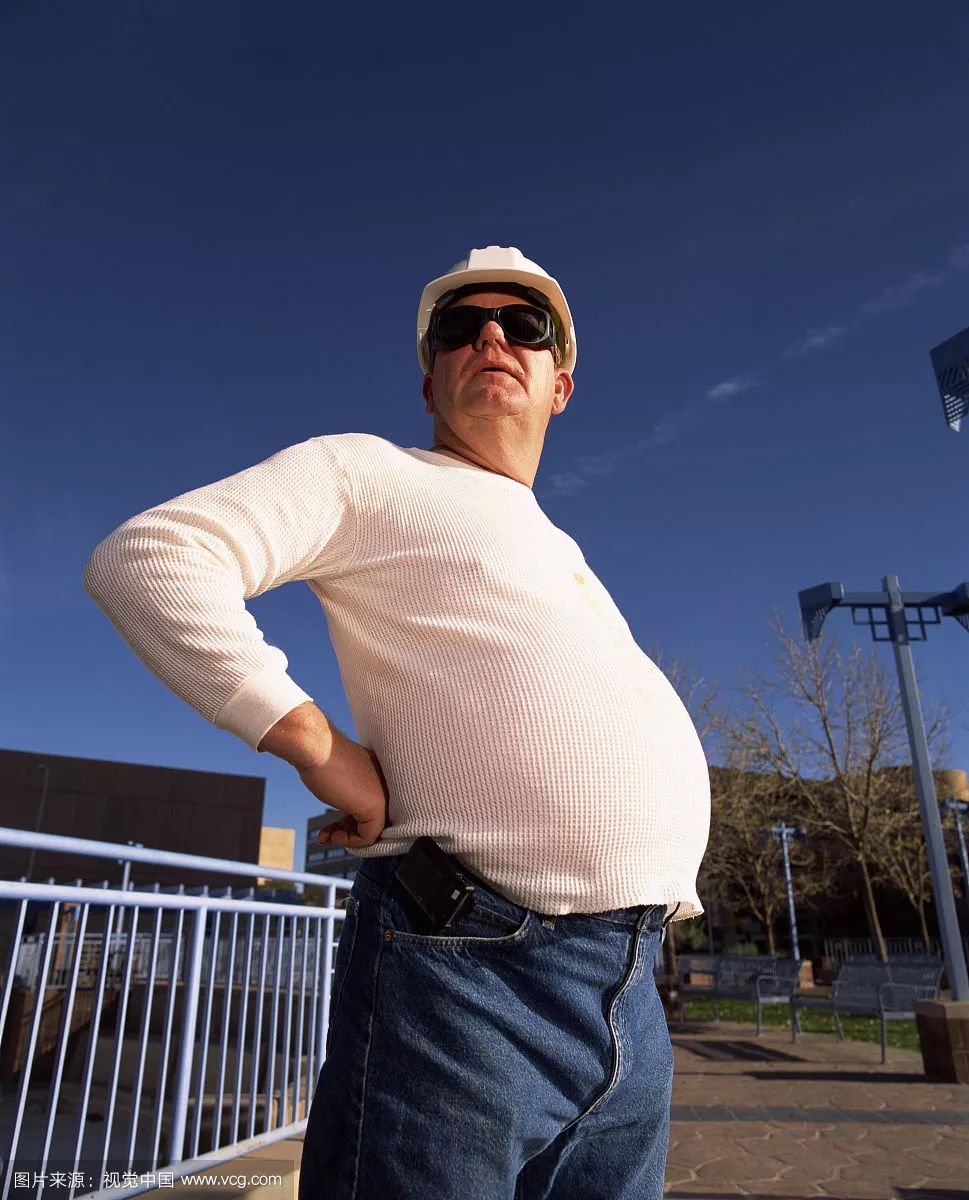 发际线,大肚腩,货到付款的大金表…油腻男从来不分中年和青年!