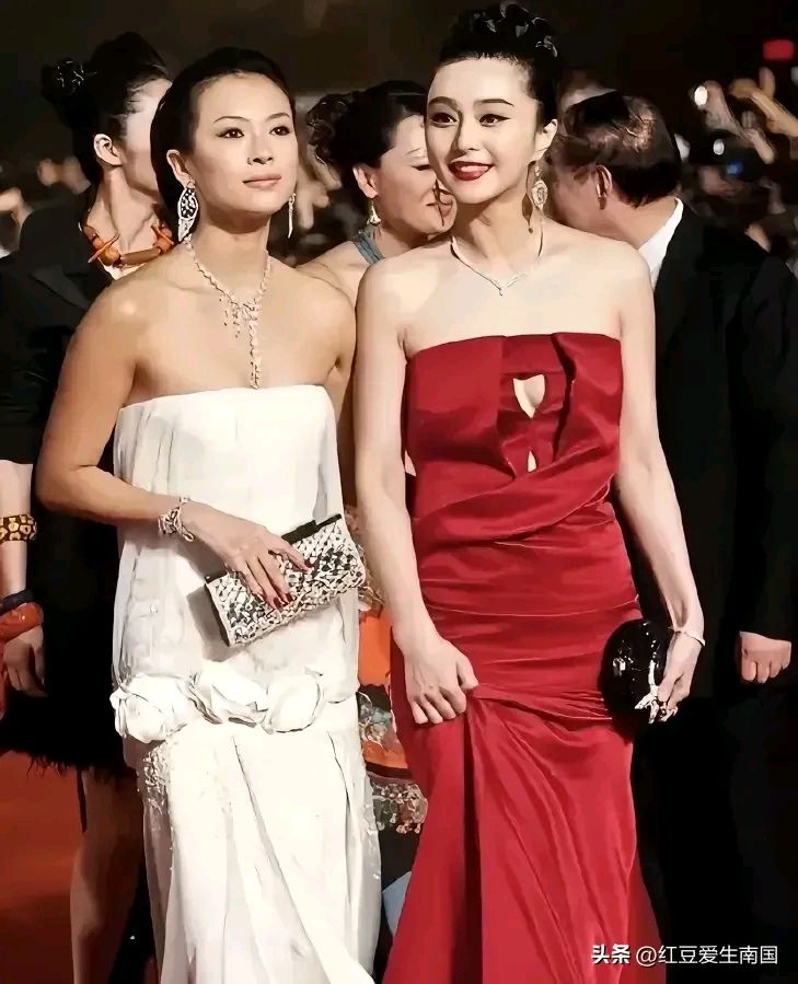 章子怡合照时永远都有一个动作!