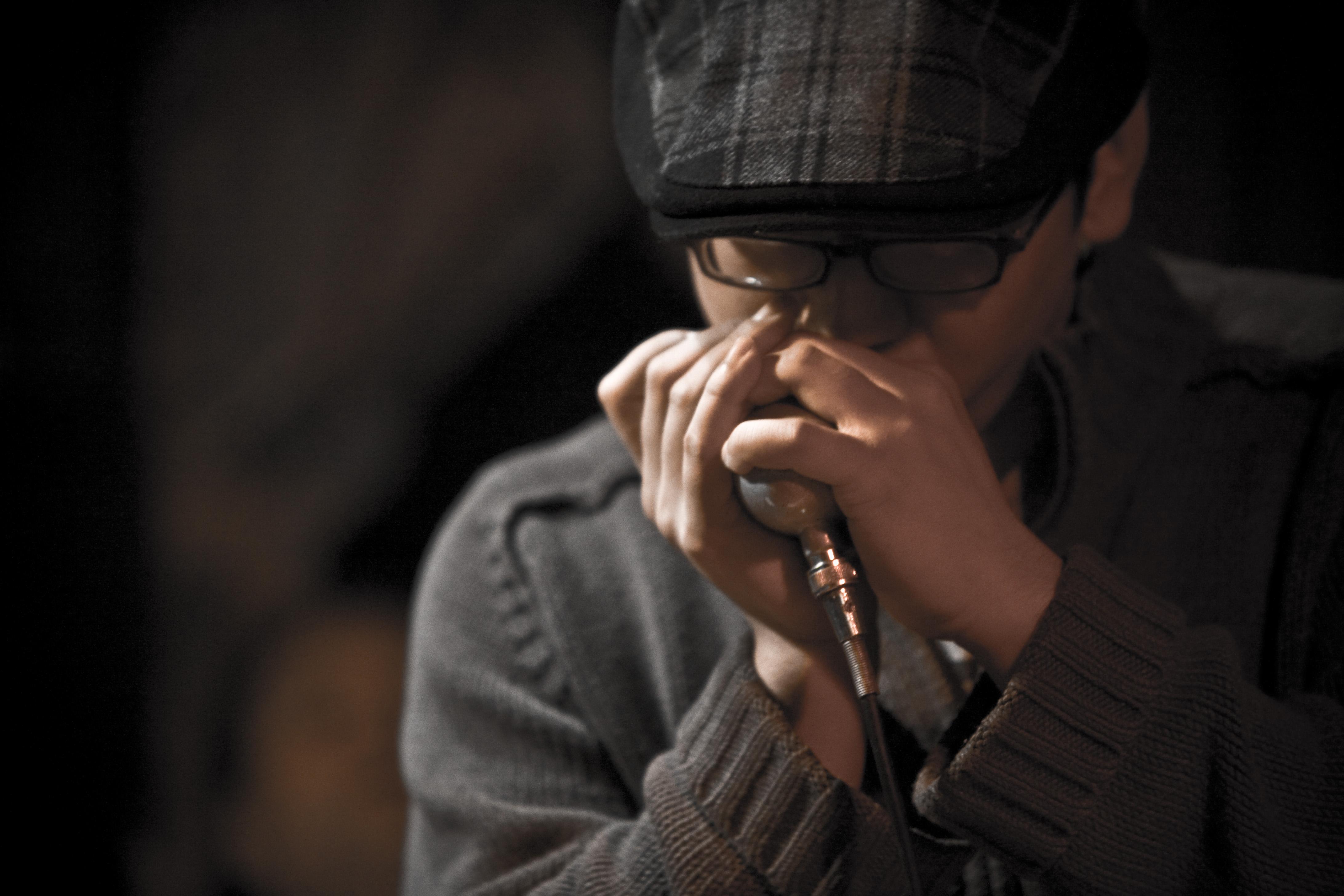 吹口琴为什么要摆出那样奇怪的姿势? - 王鼎的回答 - 知乎