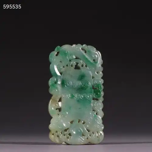 清代老翡翠瑞兽龙纹佩牌