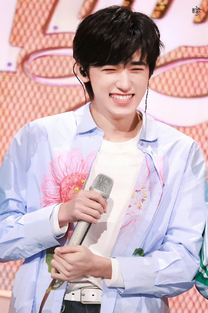 宋亚轩的笑从小到大都没变#@时代少年团-宋亚轩从小可爱到大,笑起来