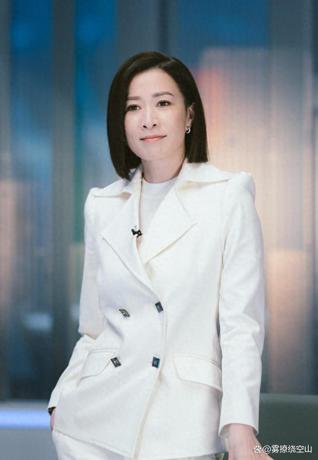 在剧中,佘诗曼饰演的角色迎来了事业的巅峰,而在现实生活中,她也展现