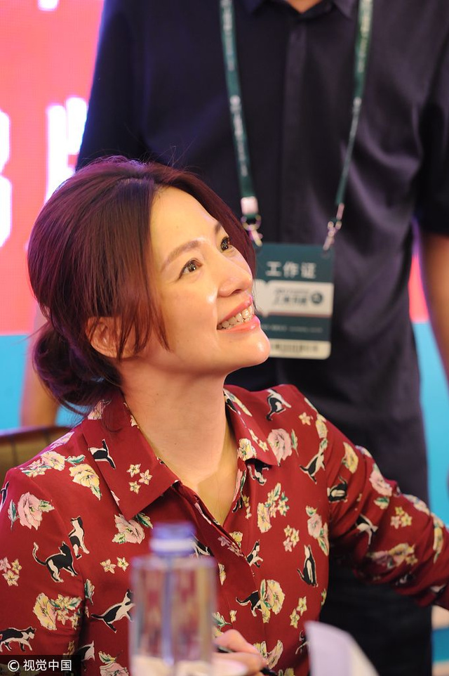 董卿面对粉丝笑容满面.t 图片来源:elyn/视觉中国