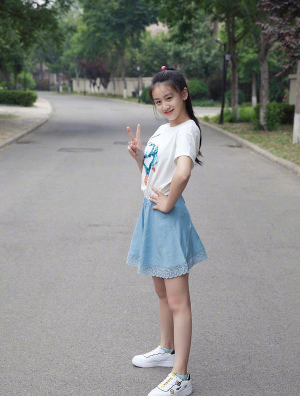 12岁近照眉眼神似爸爸,穿运动装脸大下巴长_高清图集_新浪网