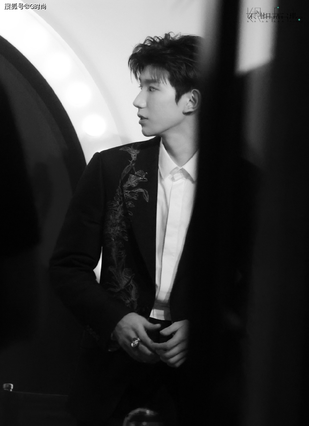 王源身穿黑色挺括质感西装造型出镜的他优雅矜贵