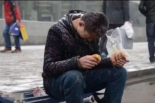 有人记得一个男人坐在台阶上边流泪边吃面包那张特别心酸的图片吗