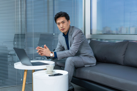 年轻商务男士办公照片