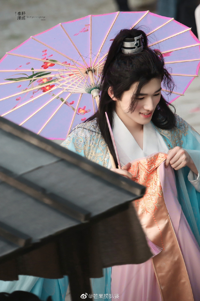 宋亚轩油纸伞古装造型