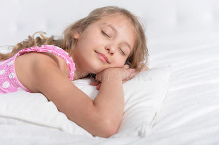可爱的小女孩在睡觉照片
