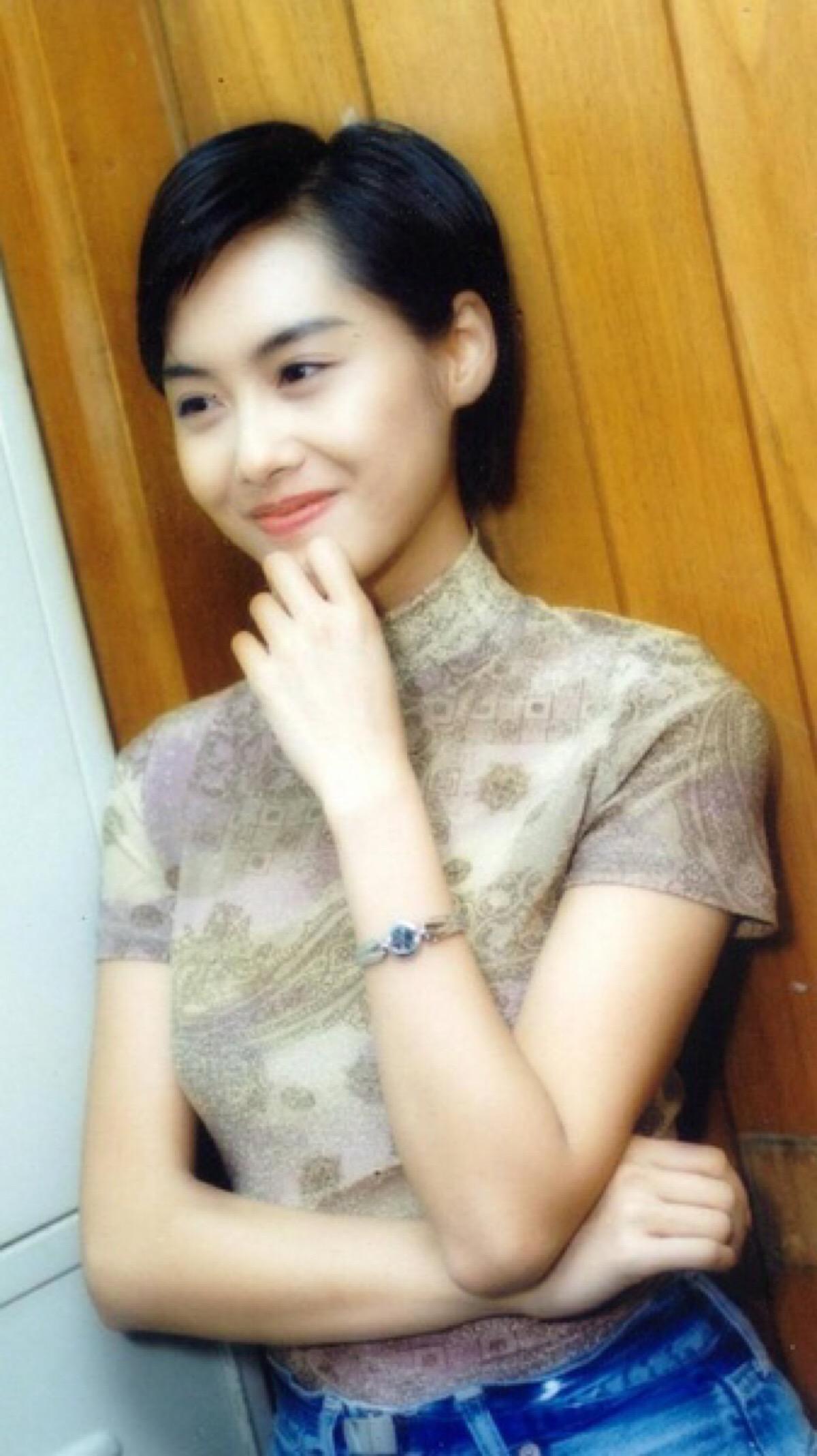 回顾52岁朱茵现状曝光住深山残屋开97年破车自由自在